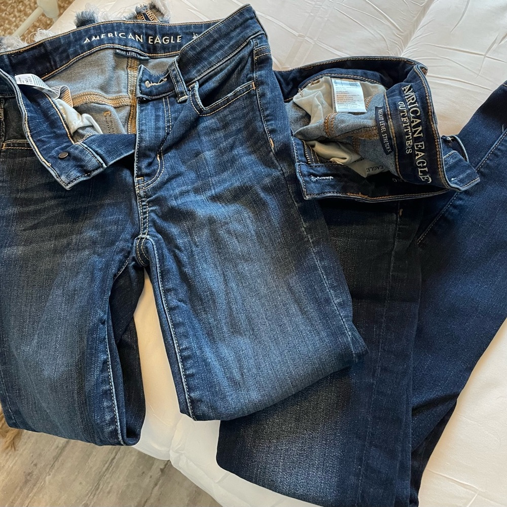 (2) pairs of women’s American Eagle jeggings